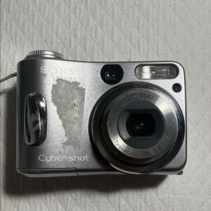 Sony Cyber-shot 4.1 mega pixels silver Digital Camera. As is